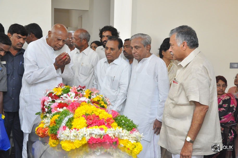Celebs-Pay-Condolences-to-C-Narayana-Reddy